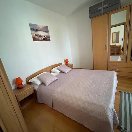 Adriatic Breeze Family Апартаменти Трогір